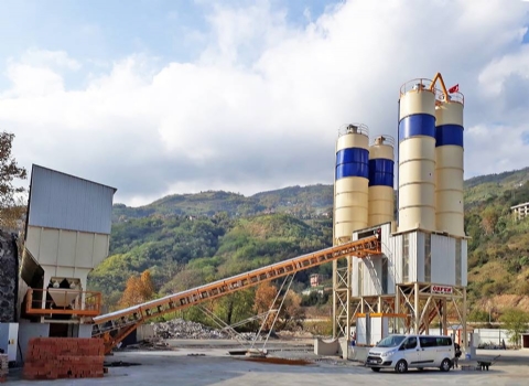 Karadeniz Hazır Beton San. İnş. Maden Ve Tic. Ltd. Şti.'nin Sahibi Olduğu 120-130 m³/saat Yaş Sistem Sabit Hazır Beton Santrali Trabzon Şantiyesinde Üretime Başlamıştır.